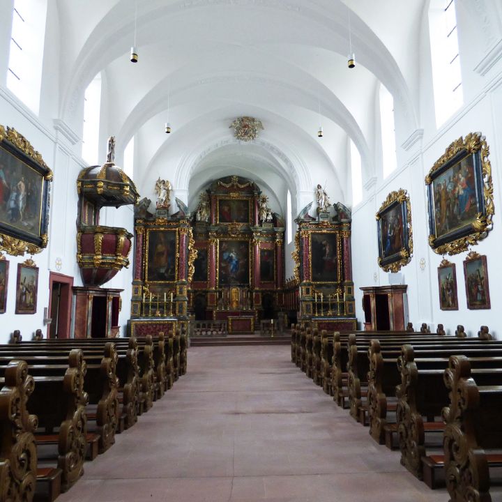 Die komplette Innenschale der Kirche Schönau wurde saniert, die Böden wurden gereinigt, die Wände weißgekalkt und die Beleuchtung modernisiert.
